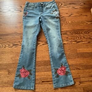 Ladies embroidered boot, cut jeans